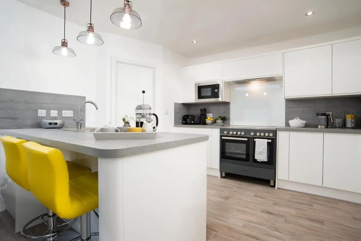 Abalyne Beach House - Stunning 4 Bedroom Beach House, Sea Views Throughout, Modern And Bright House Filey