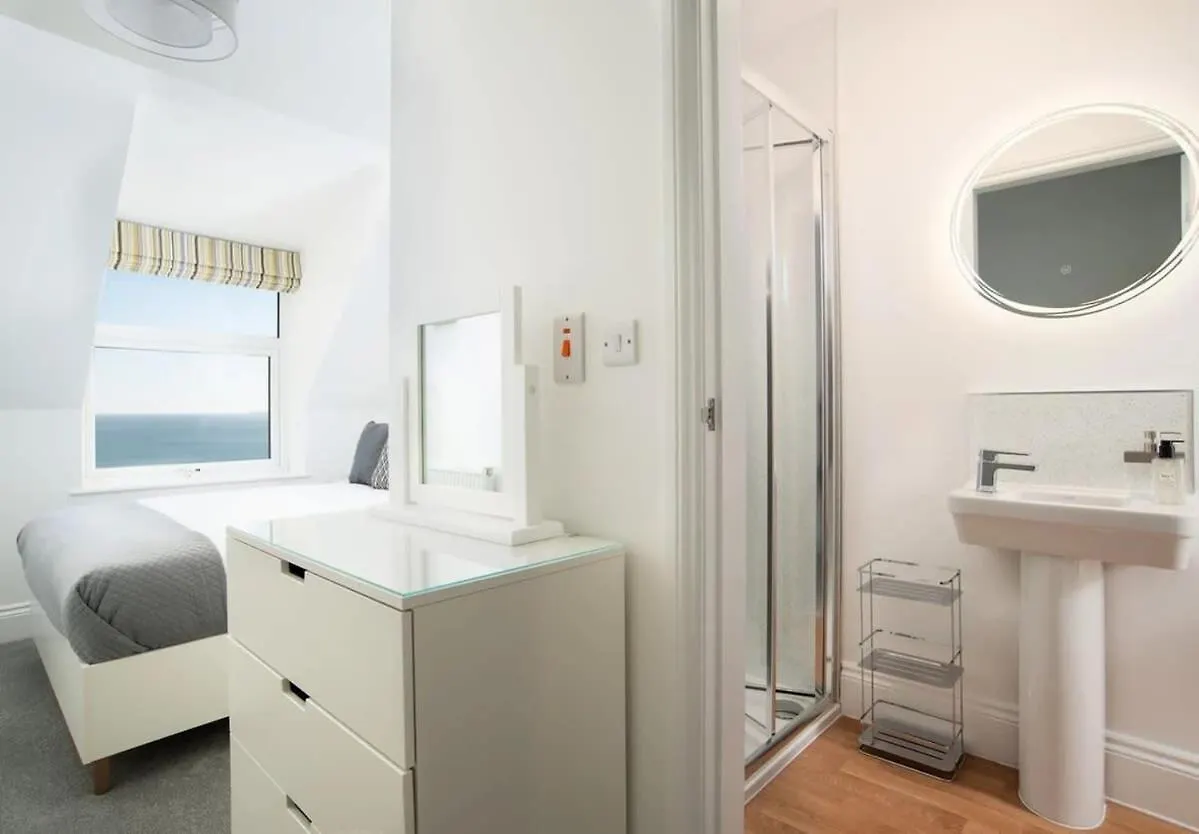 Semesterbostad Abalyne Beach House - Stunning 4 Bedroom Beach House, Sea Views Throughout, Modern And Bright House Filey