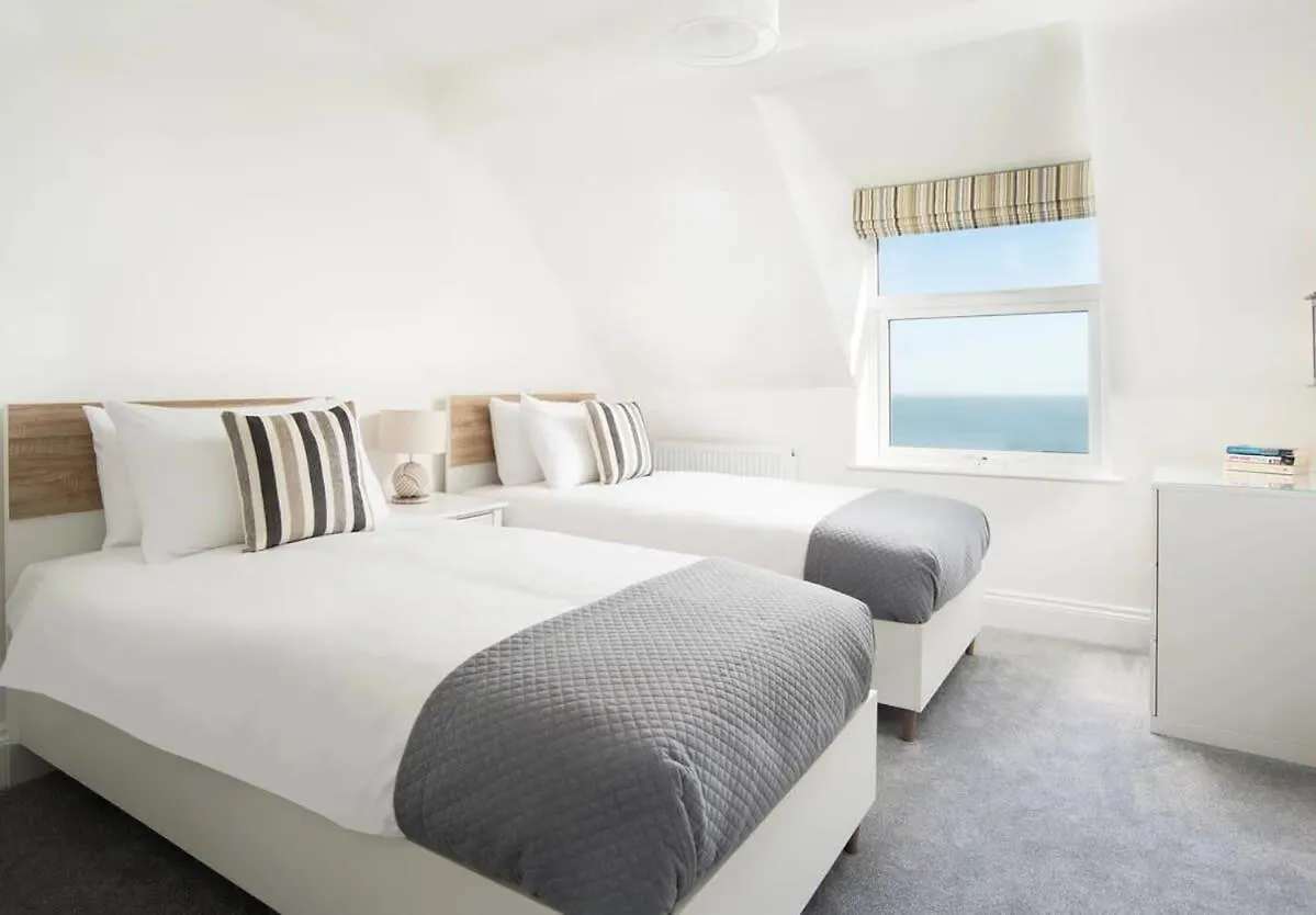 Abalyne Beach House - Stunning 4 Bedroom Beach House, Sea Views Throughout, Modern And Bright House Filey