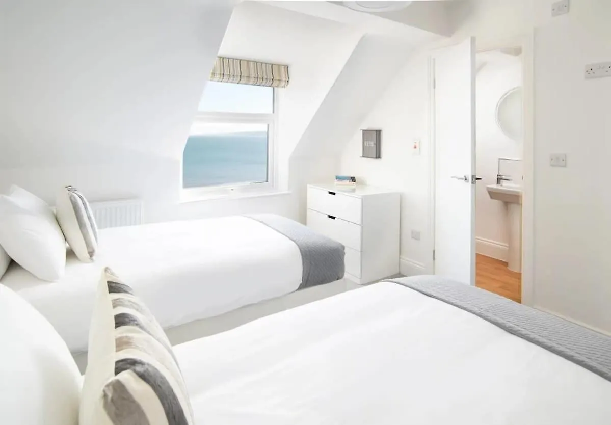 Abalyne Beach House - Stunning 4 Bedroom Beach House, Sea Views Throughout, Modern And Bright House Filey 0*,