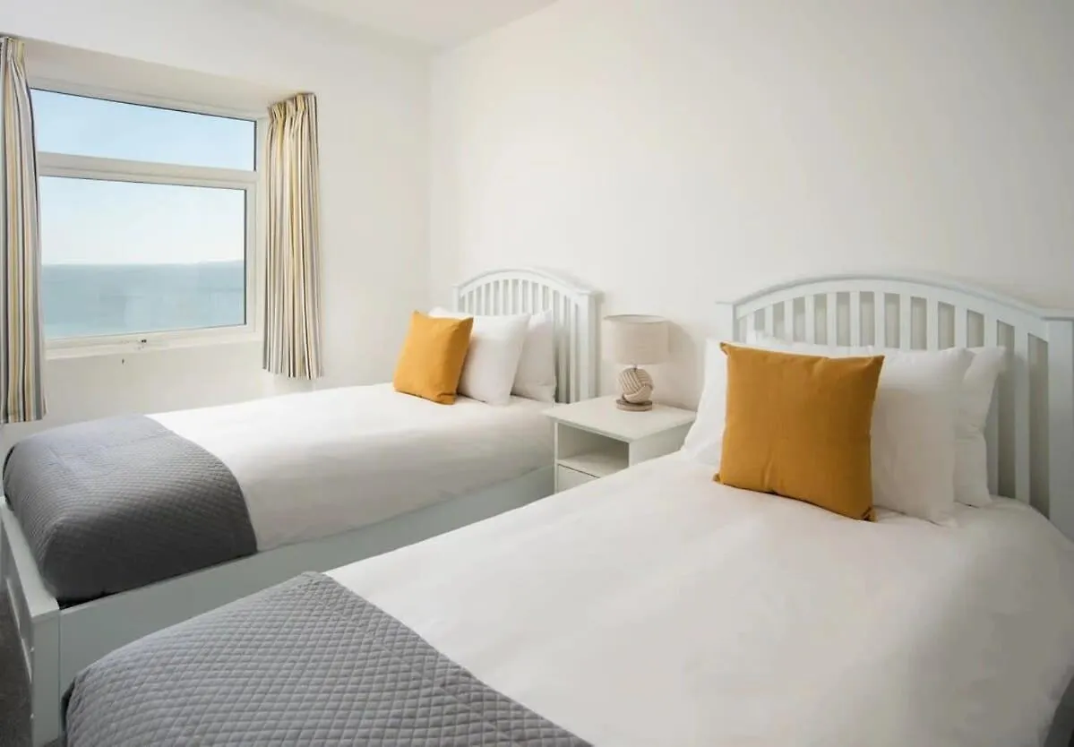 Abalyne Beach House - Stunning 4 Bedroom Beach House, Sea Views Throughout, Modern And Bright House Filey